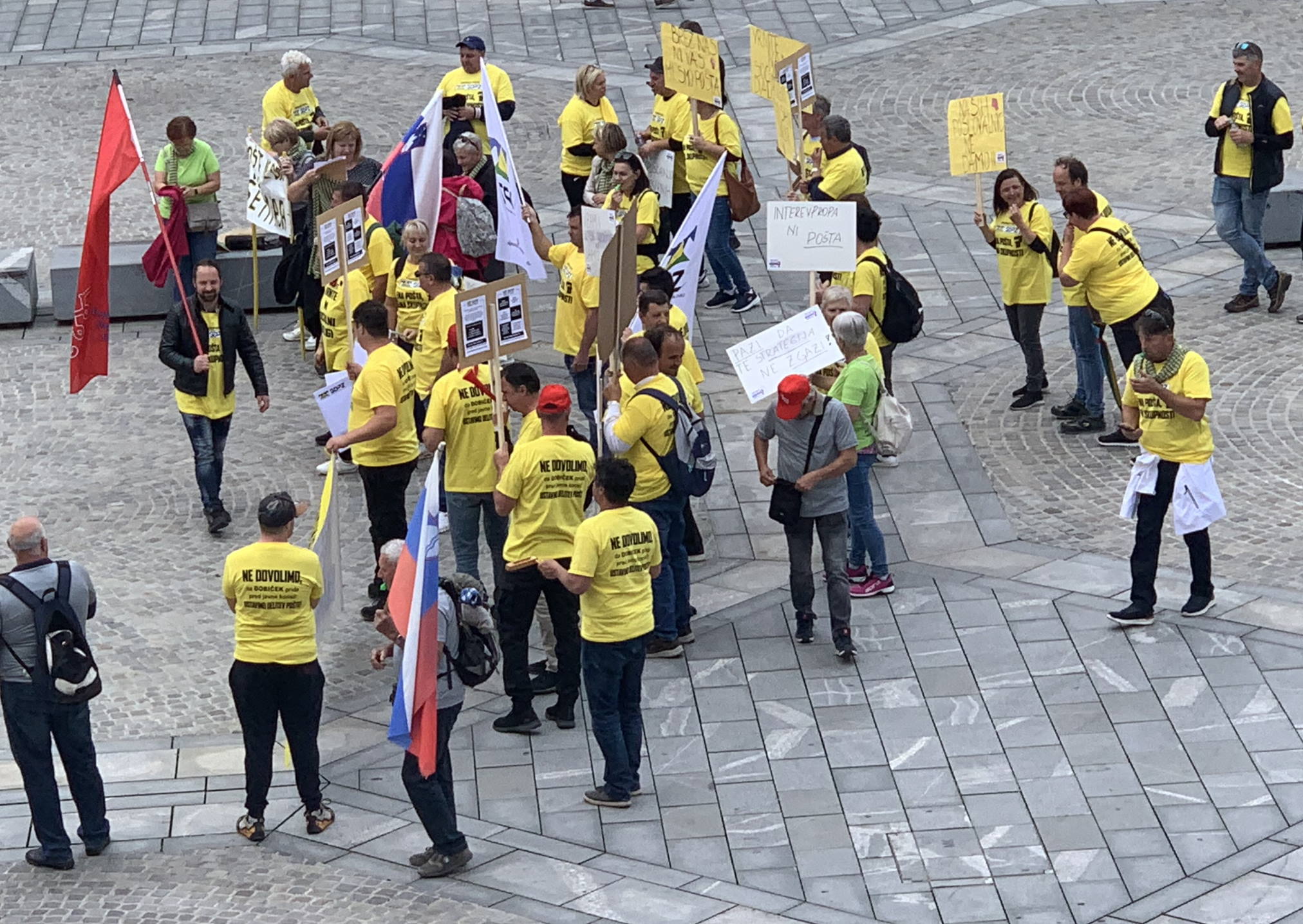 FOTO: V Mariboru protestni shod proti zastavljeni strategiji Pošte Slovenije