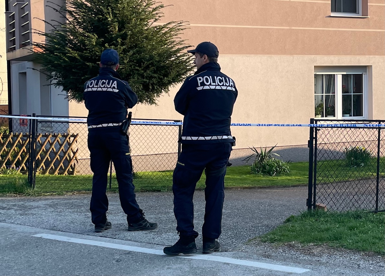 Kri na nožih, sledi pod nohti: Sodna izvedenca brez enotnega menjanja
