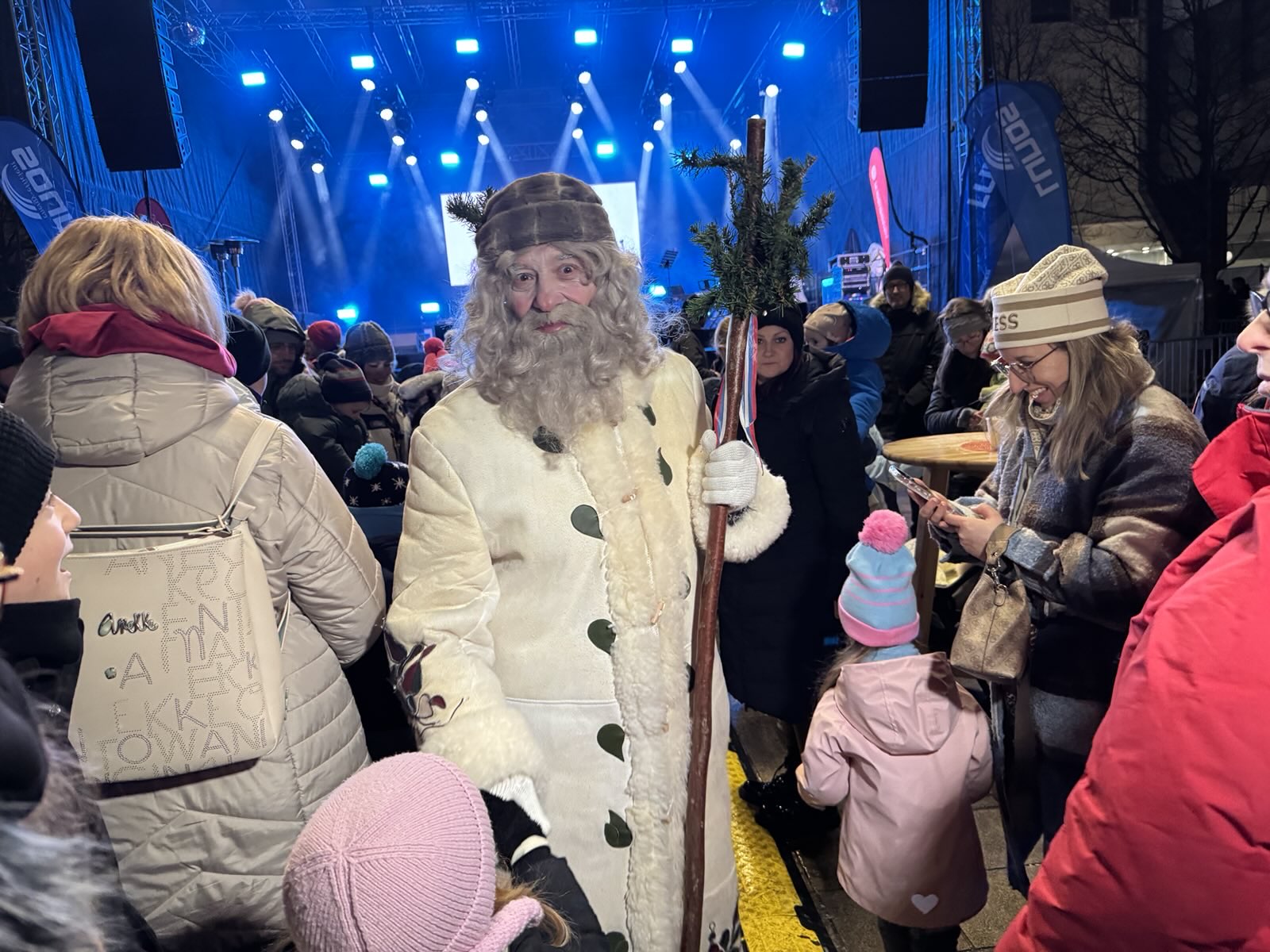 FOTO in VIDEO: Dedek Mraz še zadnjič razveselil otroke in se odpravil na Pohorje