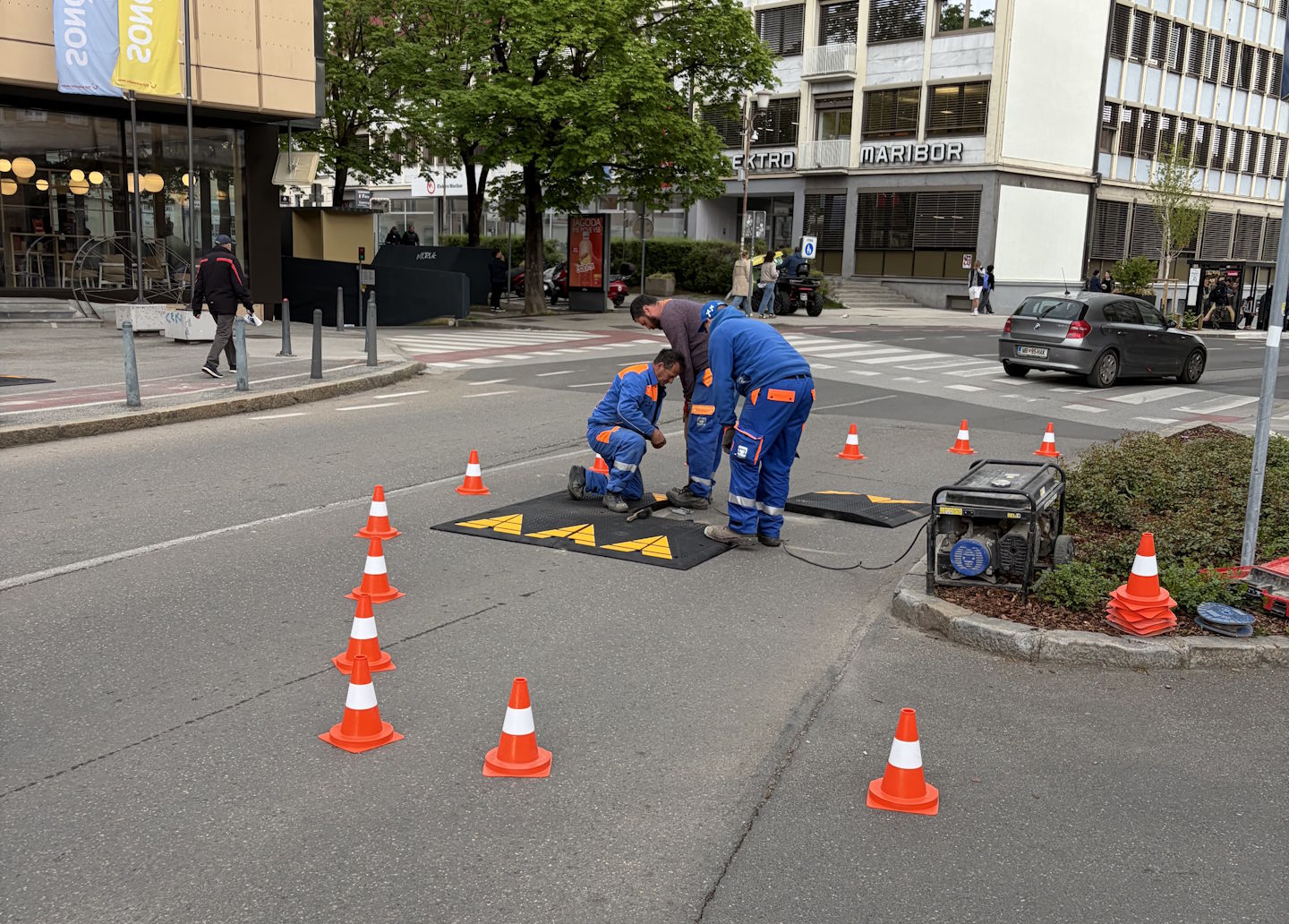 Konec divjanja po centru: Glavni trg dobil montažne nove »ležeče policaje«