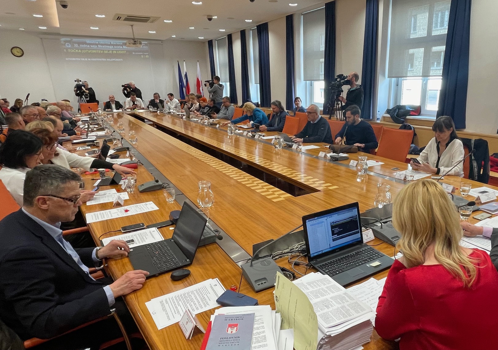 Svetniki zapustili izredno sejo: Razprave o radarjih ni bilo