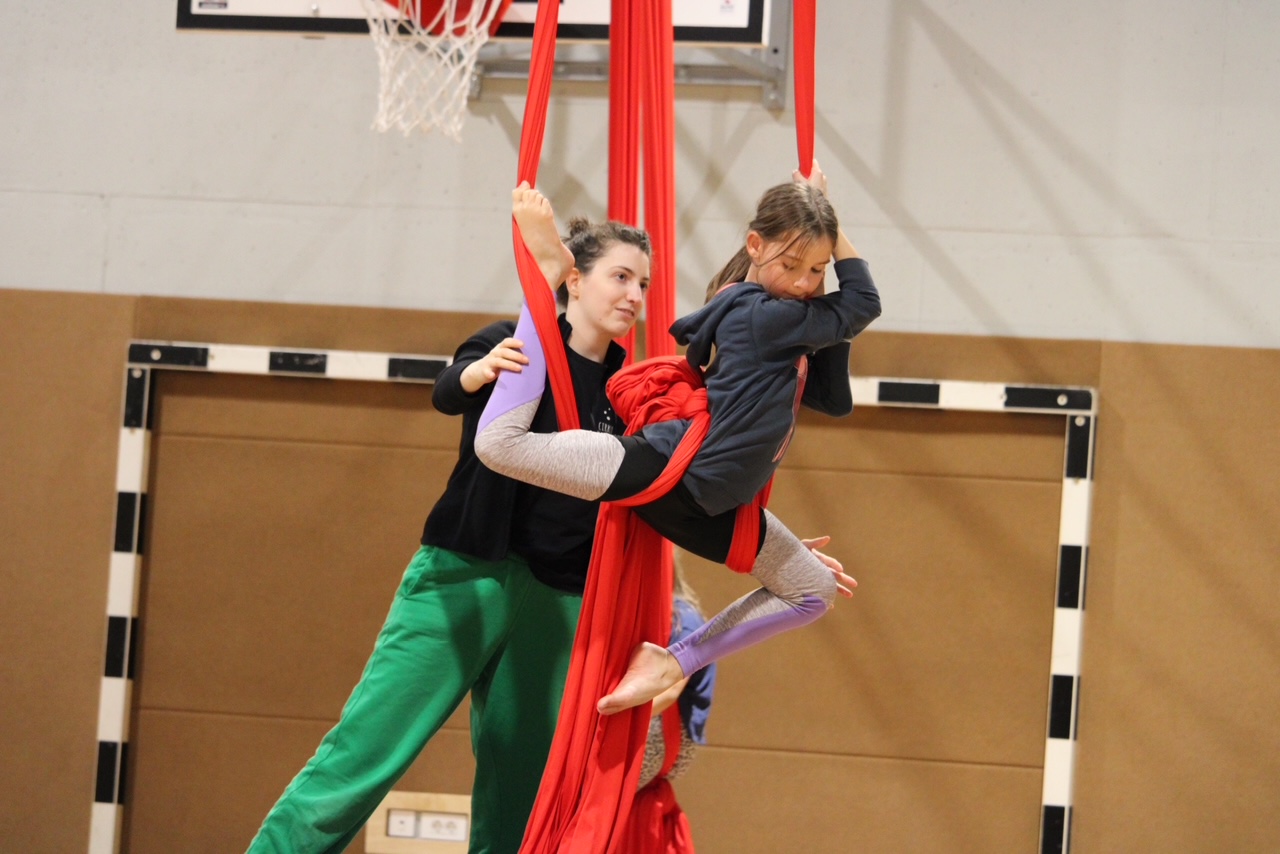Ste vedeli? Maribor ima novo cirkuško šolo, kjer se učijo zračne akrobatike in žongliranja (FOTO in VIDEO)