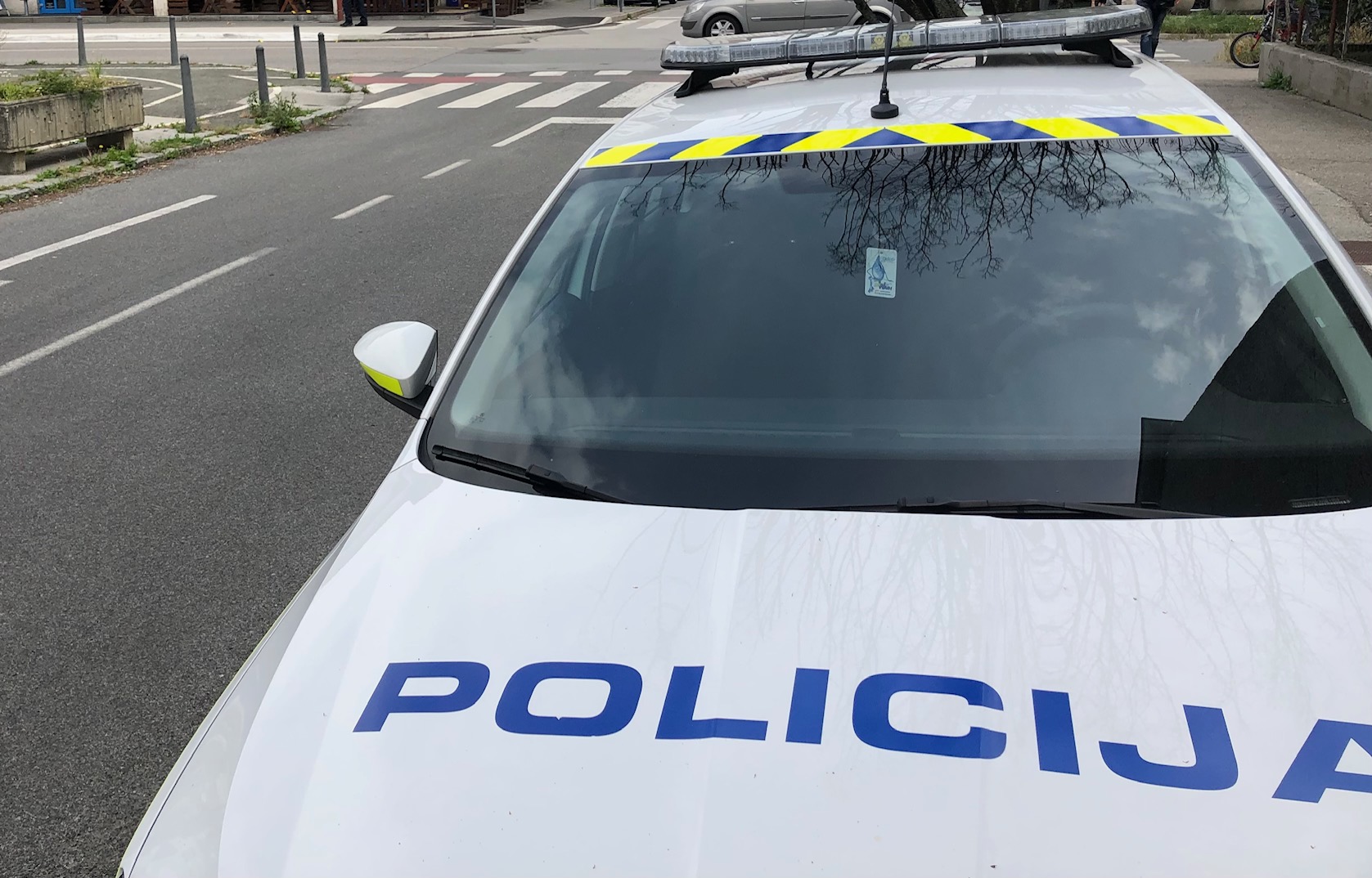 Na Pobrežju trčili dve vozili, policija potrebuje pomoč