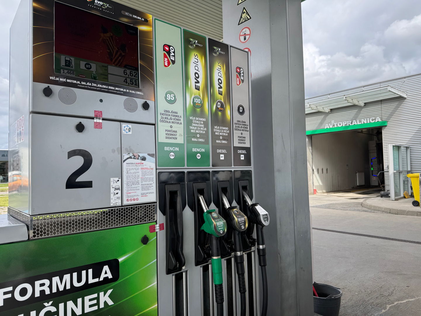 Zakaj gorivo ni cenejše: Na Hrvaškem brez regulacije ceneje kot v Sloveniji