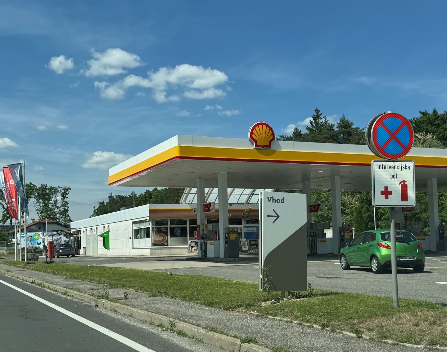 Težave z dobavo goriva: Pripravili seznam 60 prednostnih bencinskih servisov za kmete