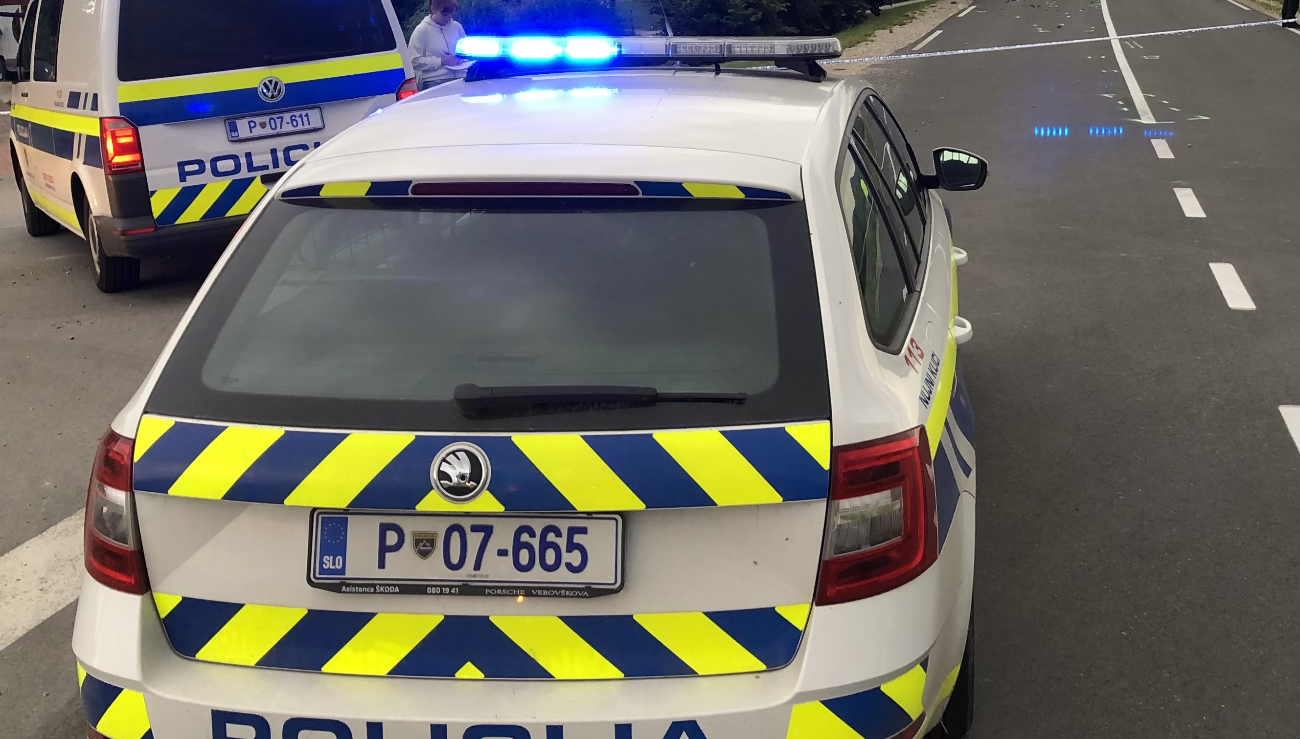 Trčenje v Limbušu: motorist po padcu hudo poškodovan