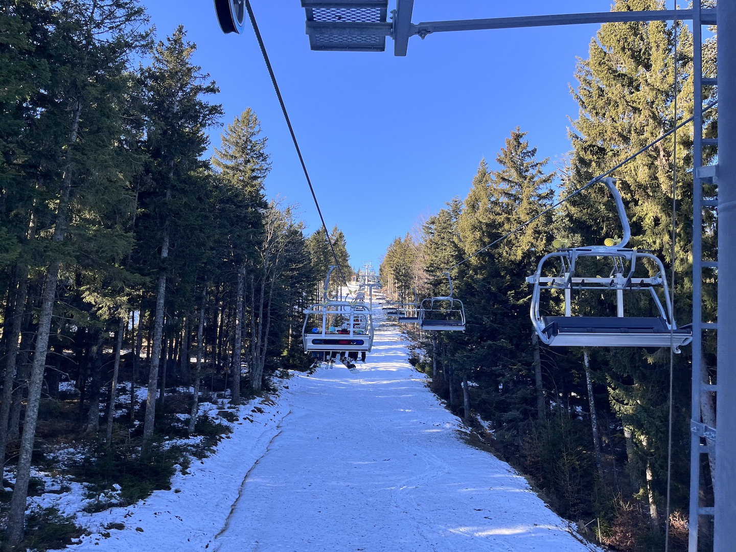 Zimska idila prekinjena: Smučar končal v bolnišnici