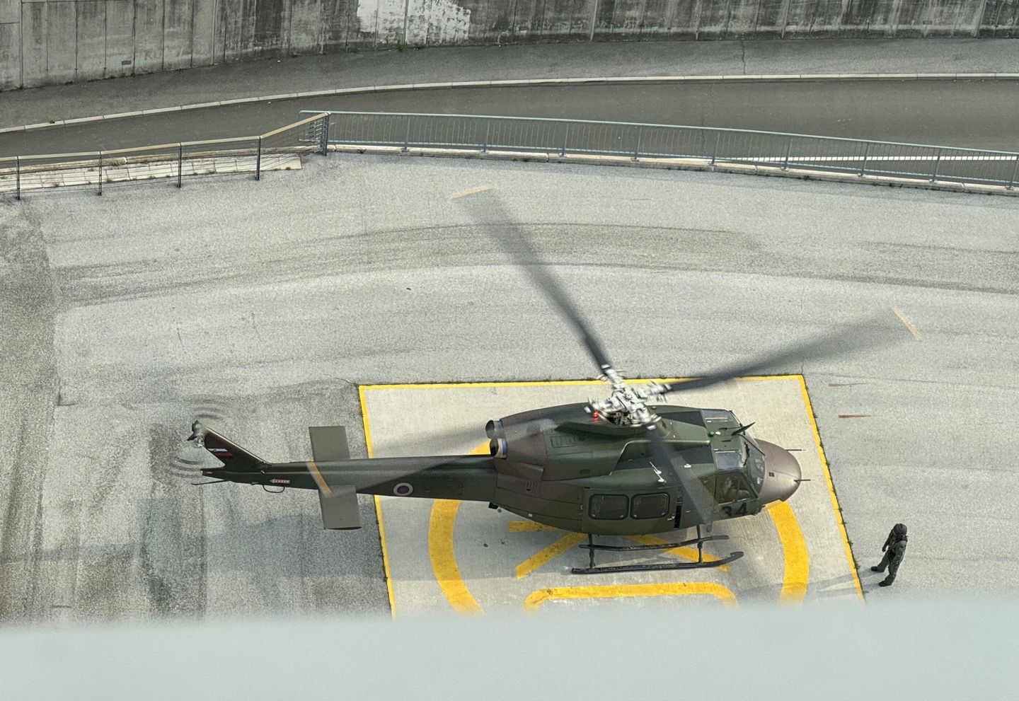 Med pristajanjem helikopterja v Mariboru hudo poškodovana sprehajalka