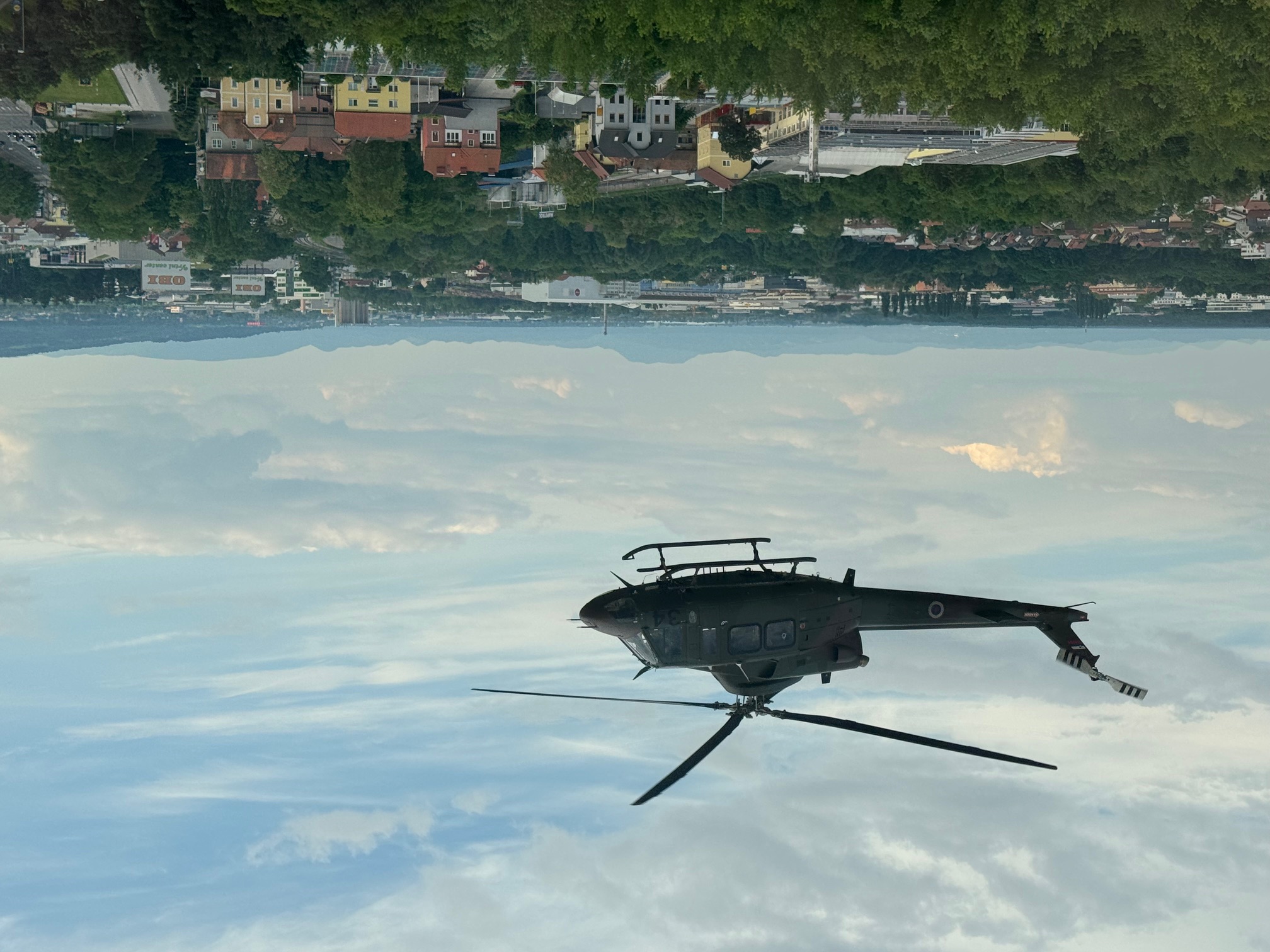 Huda poškodba v gozdu: 25-letnika zadelo deblo, posredoval je helikopter
