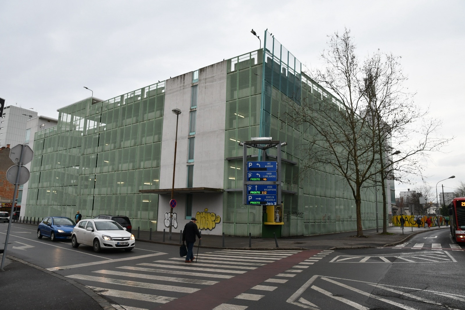 Ministrstvo o brezplačnem parkiranju ob bolnišnici: "To bi državljane odvračalo od uporabe javnega potniškega prometa"