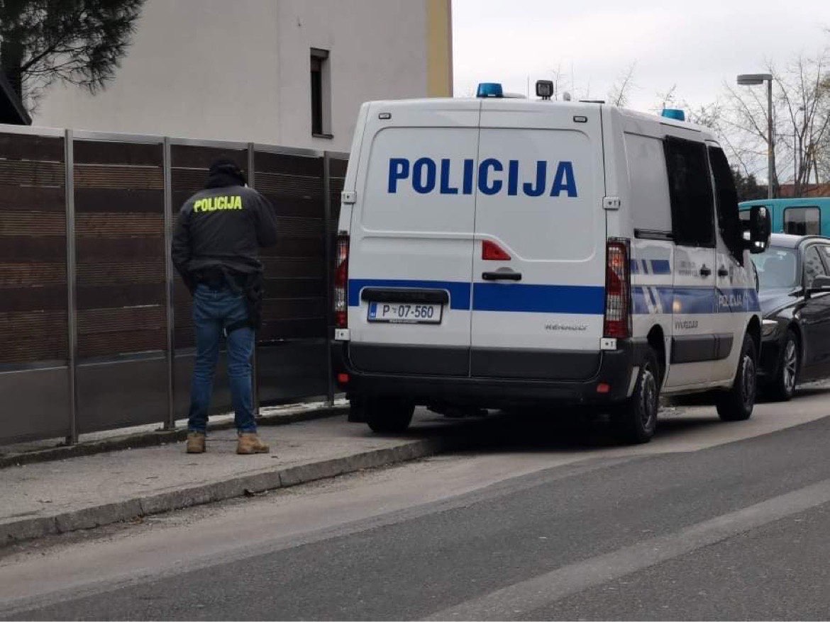 Vse za pivo: ker ni imel denarja, je pustil sončna očala in par udarcev