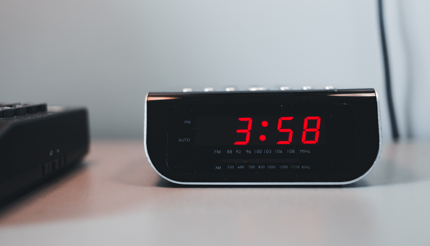 Tudi vi zjutraj potrebujete več alarmov, da se zbudite? Strokovnjaki razkrili, zakaj to ni dobra navada