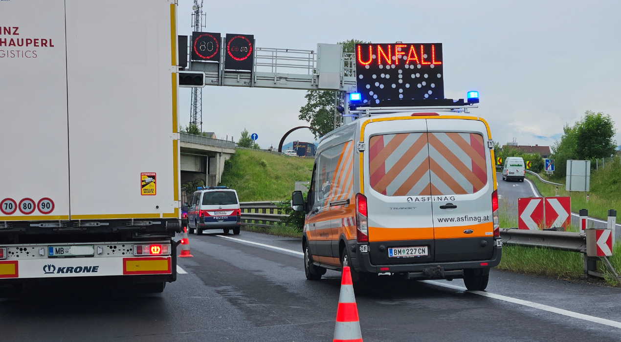 25-letnik zapeljal v napačno smer, v nesreči umrla oba voznika