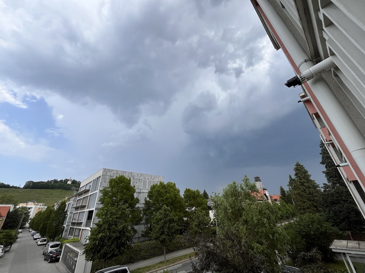 Po enem dnevu sonca ponovno prihaja vremenski preobrat: Dež, nevihte in občutna ohladitev