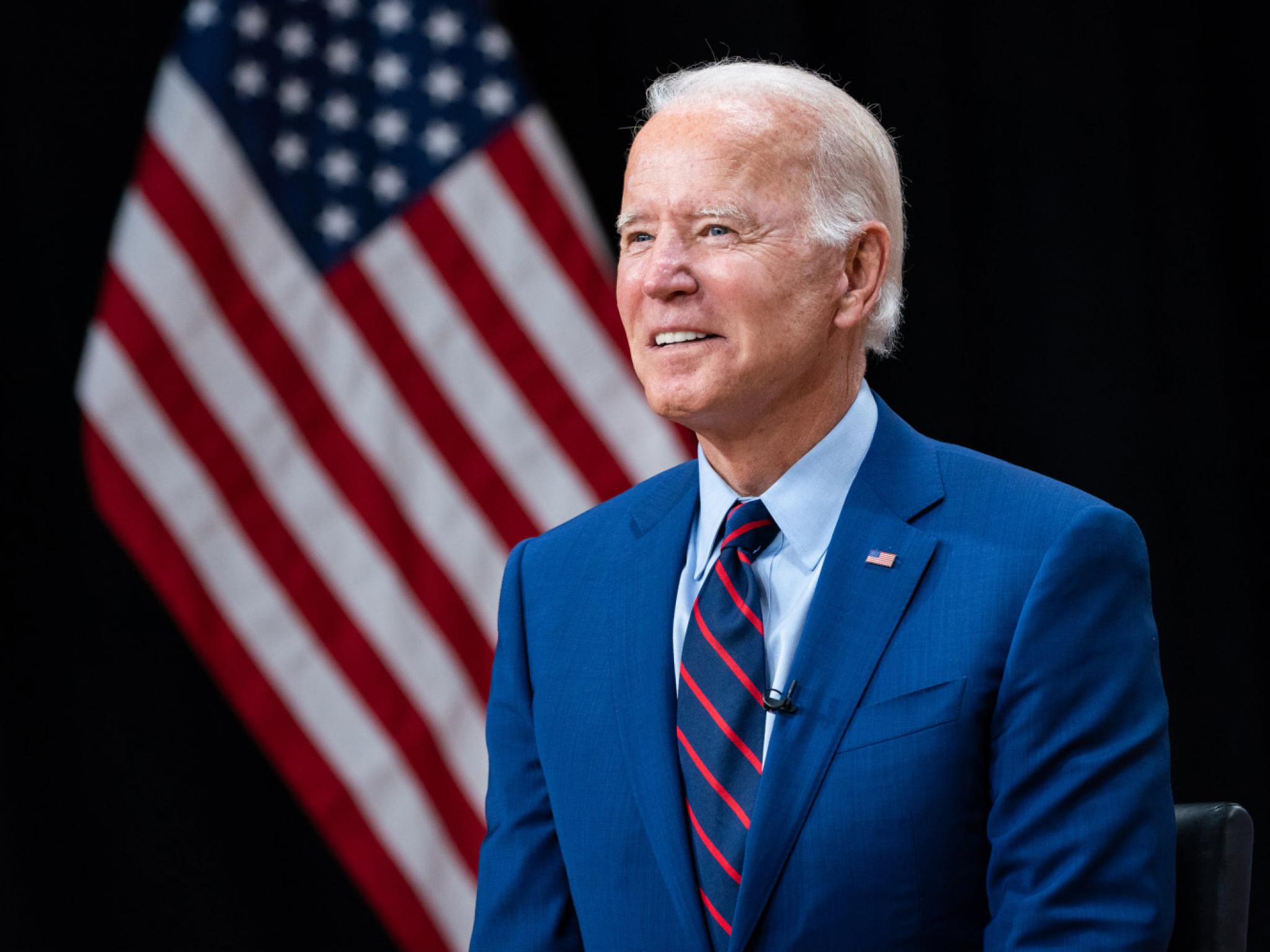 Biden tik pred odhodom  z drastično potezo konkretno zagodel Trumpu