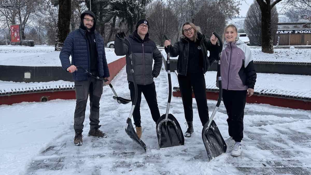 Študenti so se z lopatami odpravili po mariborskih ulicah: Brezplačno čistijo sneg starejšim