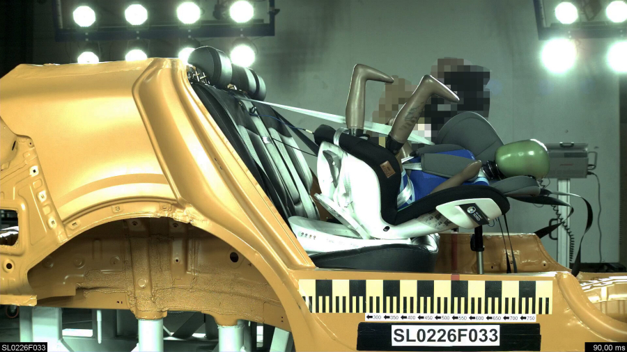 AMZS opozarja: Teh osem otroških sedežev ni varnih - eden je na testu kar odletel