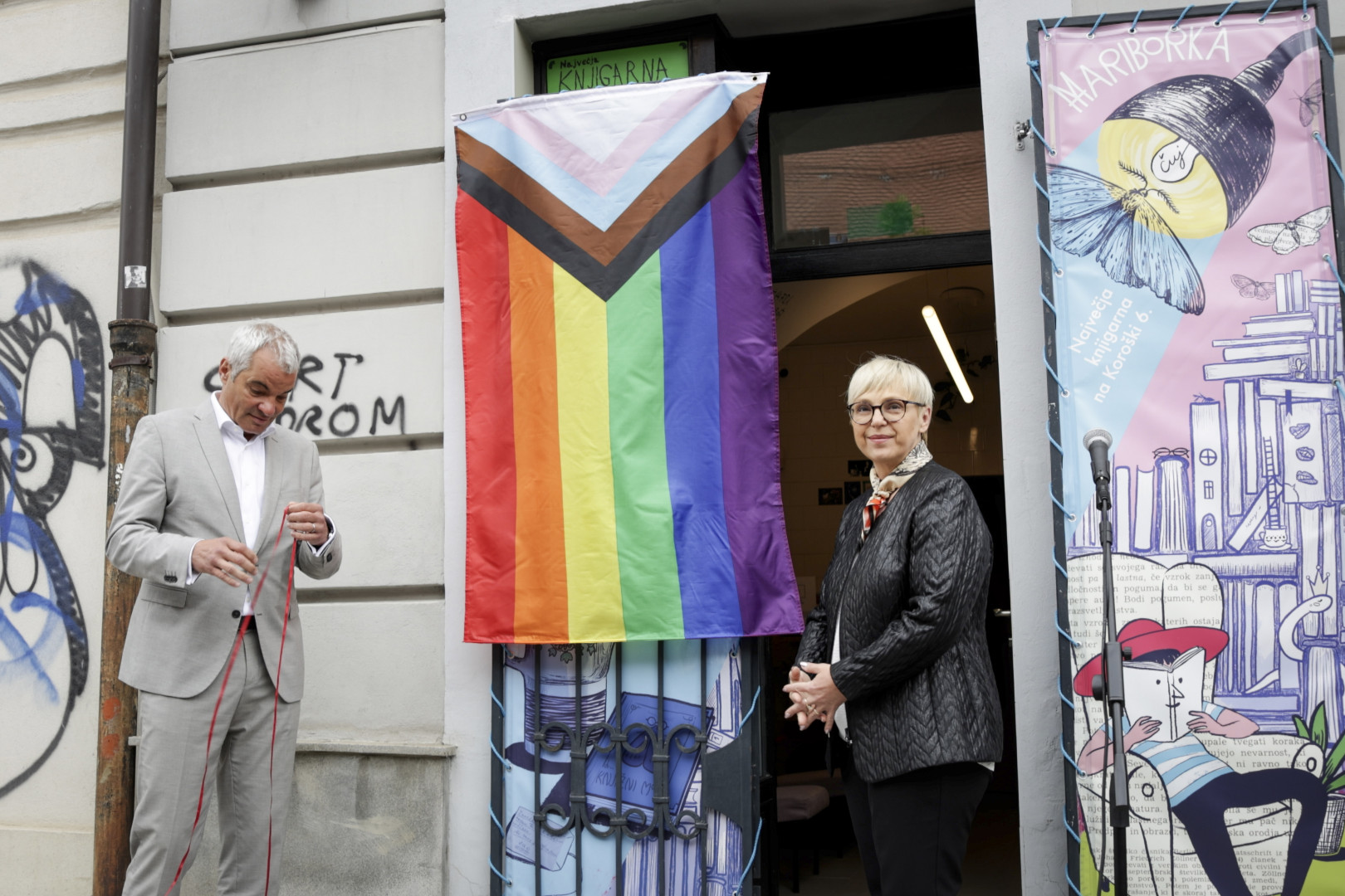 Mavrični dan v Mariboru: Predsednica Pirc Musar in župan Arsenovič izobesila zastavo