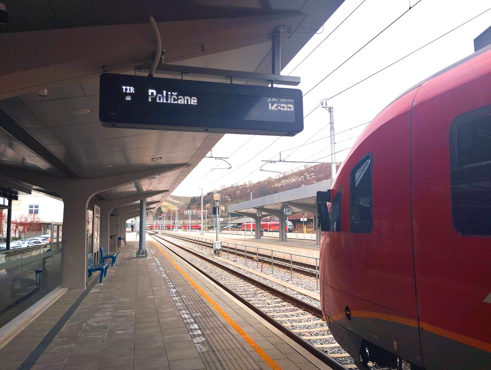 Posodobljen potniški informacijski sistem na železniških postajah med Šentiljem in Ljubljano