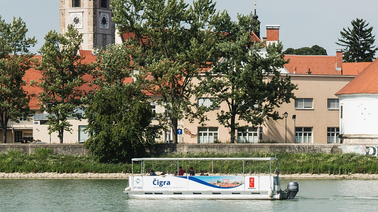 Na Ptuju turistična ladjica po Dravi pluje že od 2013, kaj pa čakamo v Mariboru?