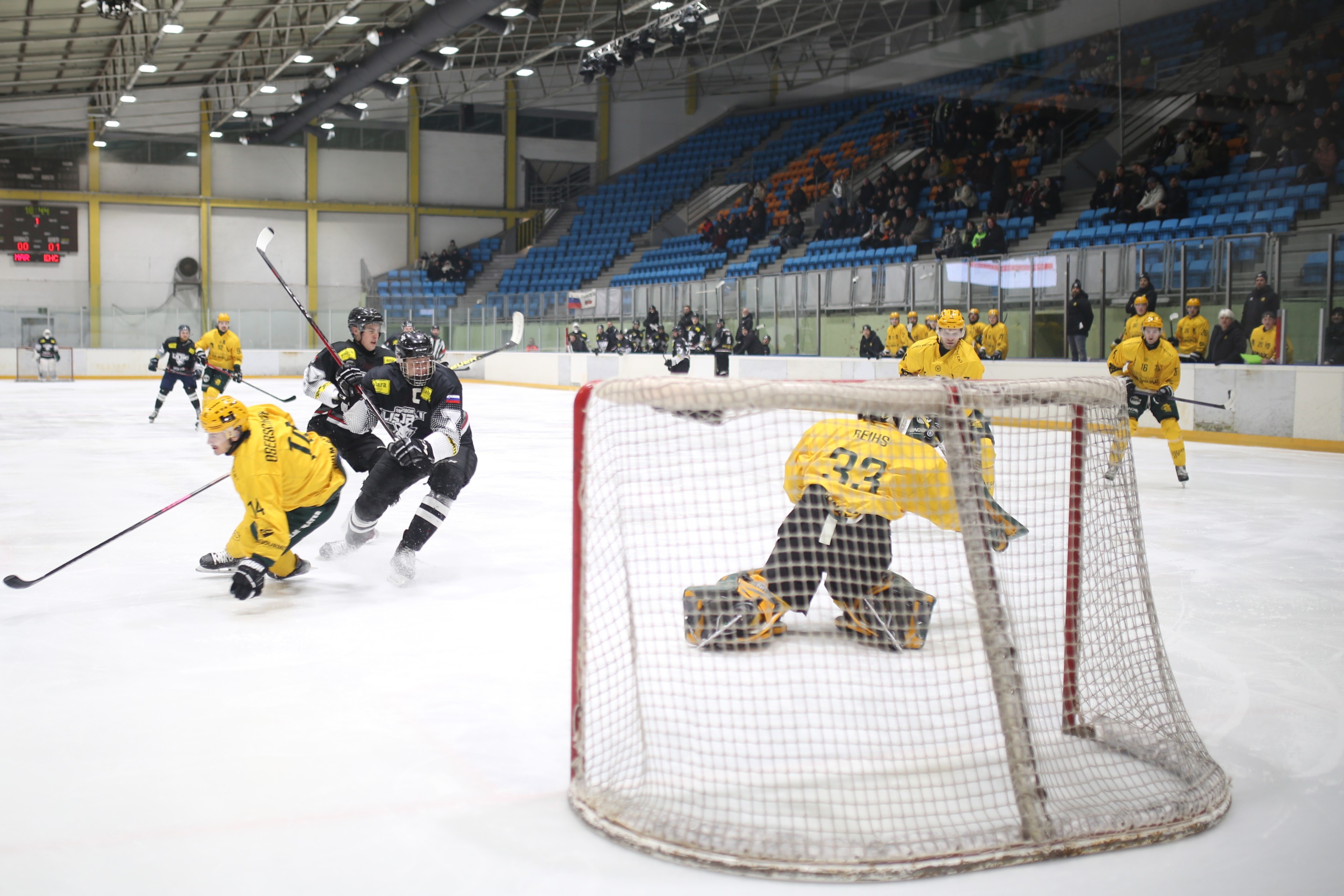 Lisjaki na prvi tekmi četrtfinala Ö Eishockey Lige klonili z osem proti dva