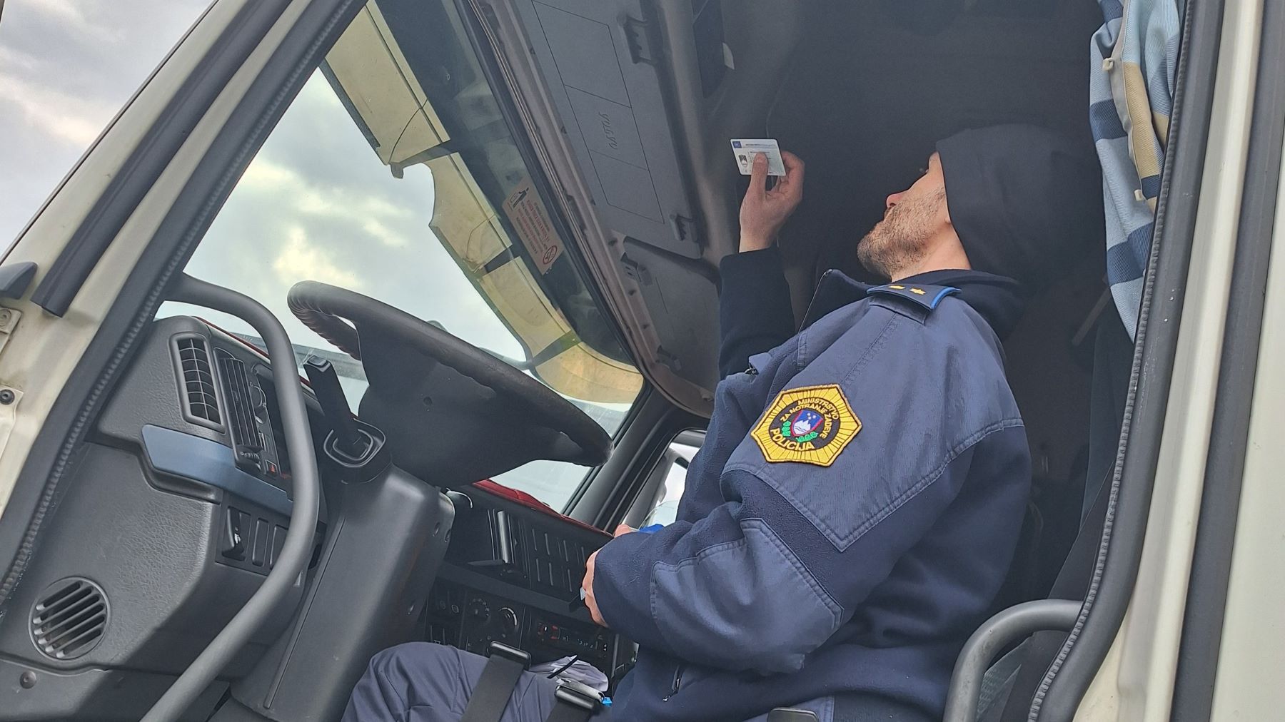 FOTO: Policisti na praznik kaznovali številne tovornjakarje