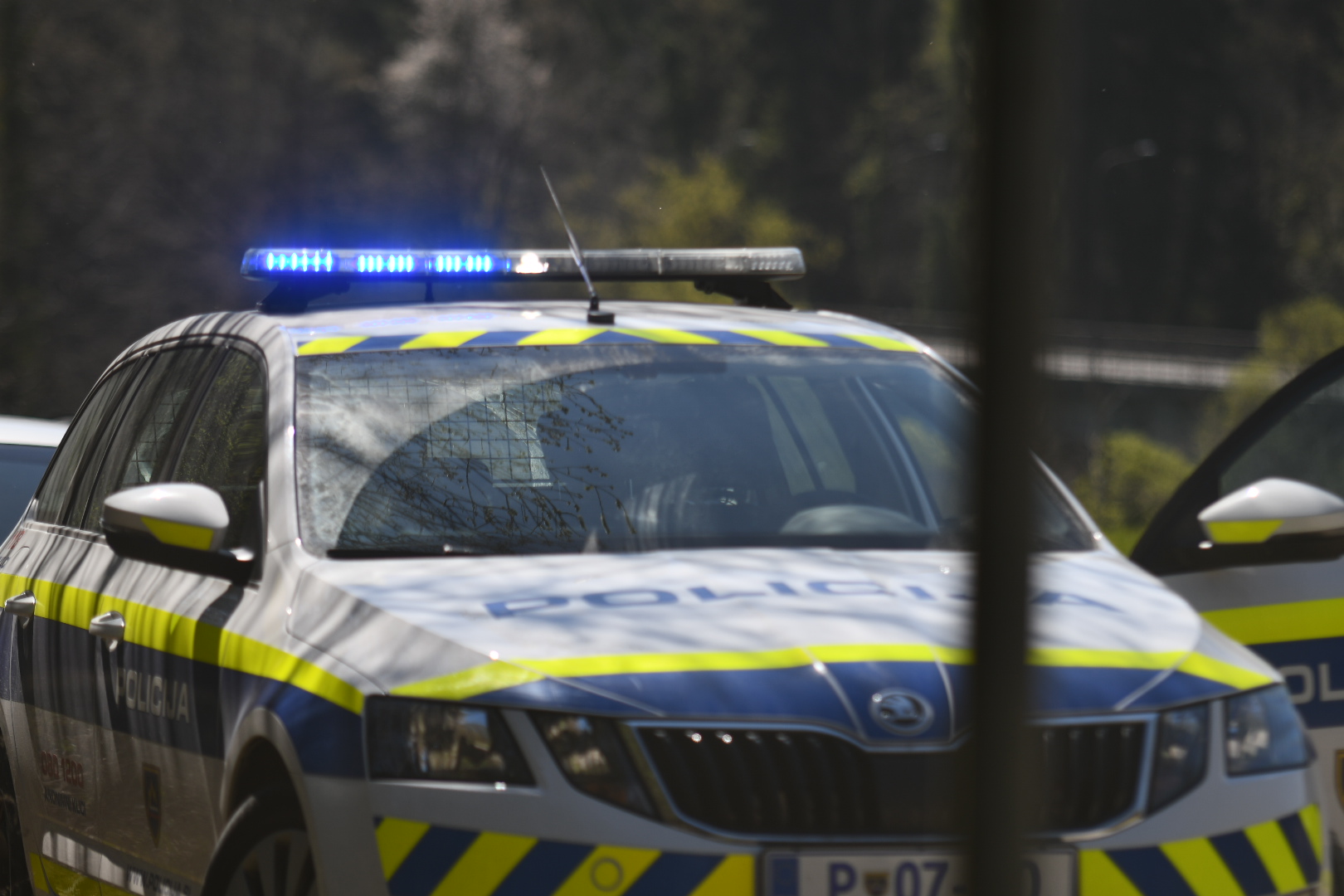 Še ena tragična prometna nesreča na slovenskih cestah: Motorist umrl po trku z osebnim vozilom