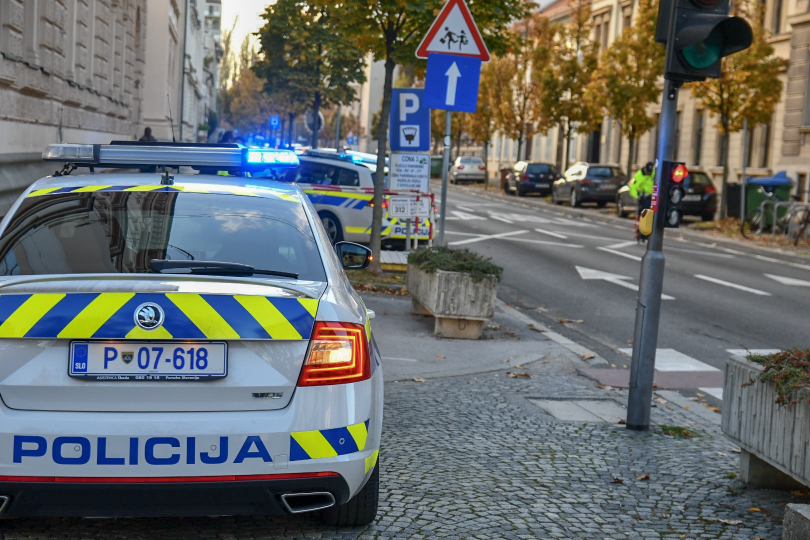 Napad v središču Maribora: Moški razbijal vozila in grozil z nevarnim predmetom