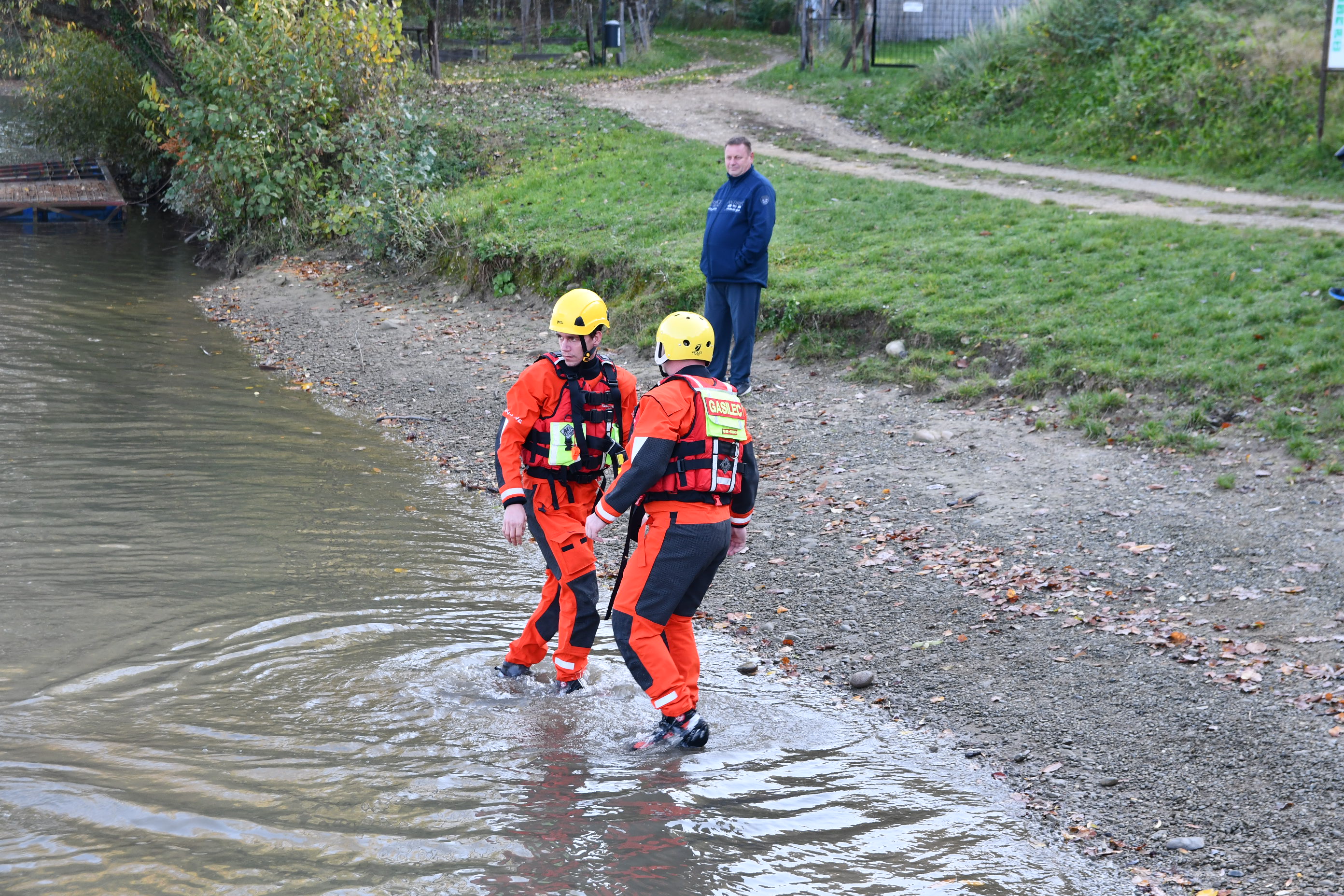 Tragičen konec reševalne akcije v Rušah: Oseba po padcu v reko umrla na kraju dogodka