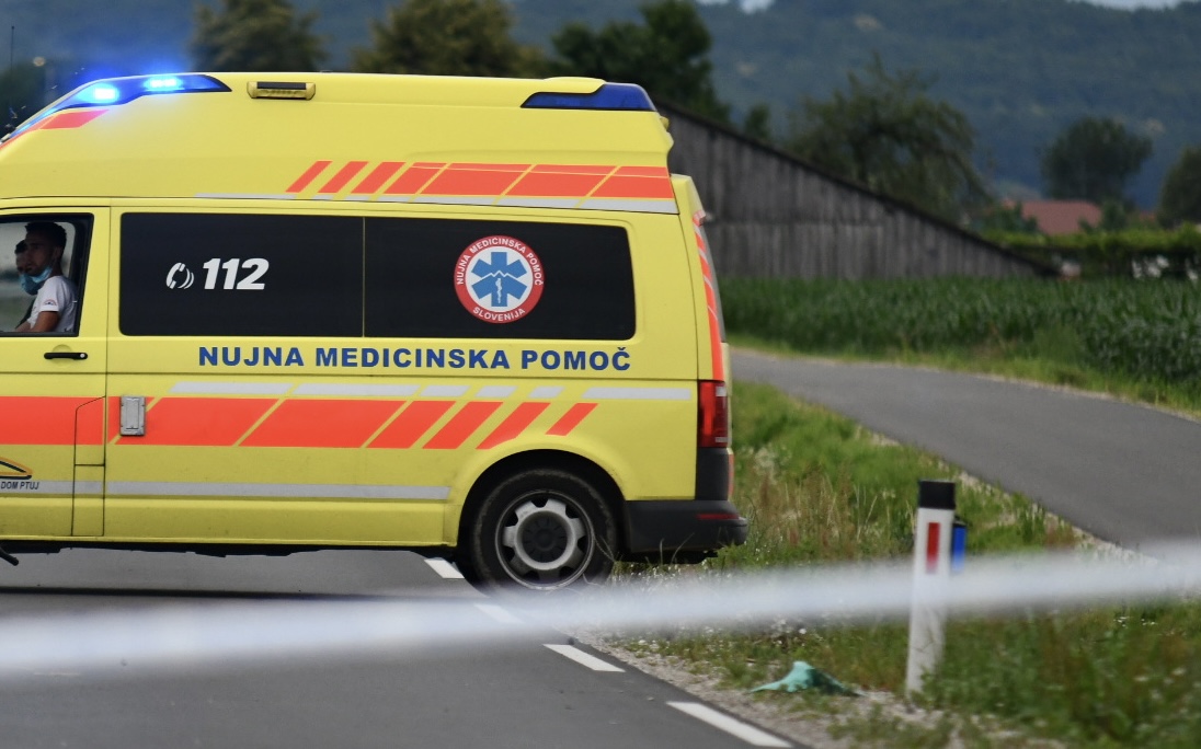 Trčenje avtomobila in avtobusa s šolarji: En mrtev, štirje poškodovani