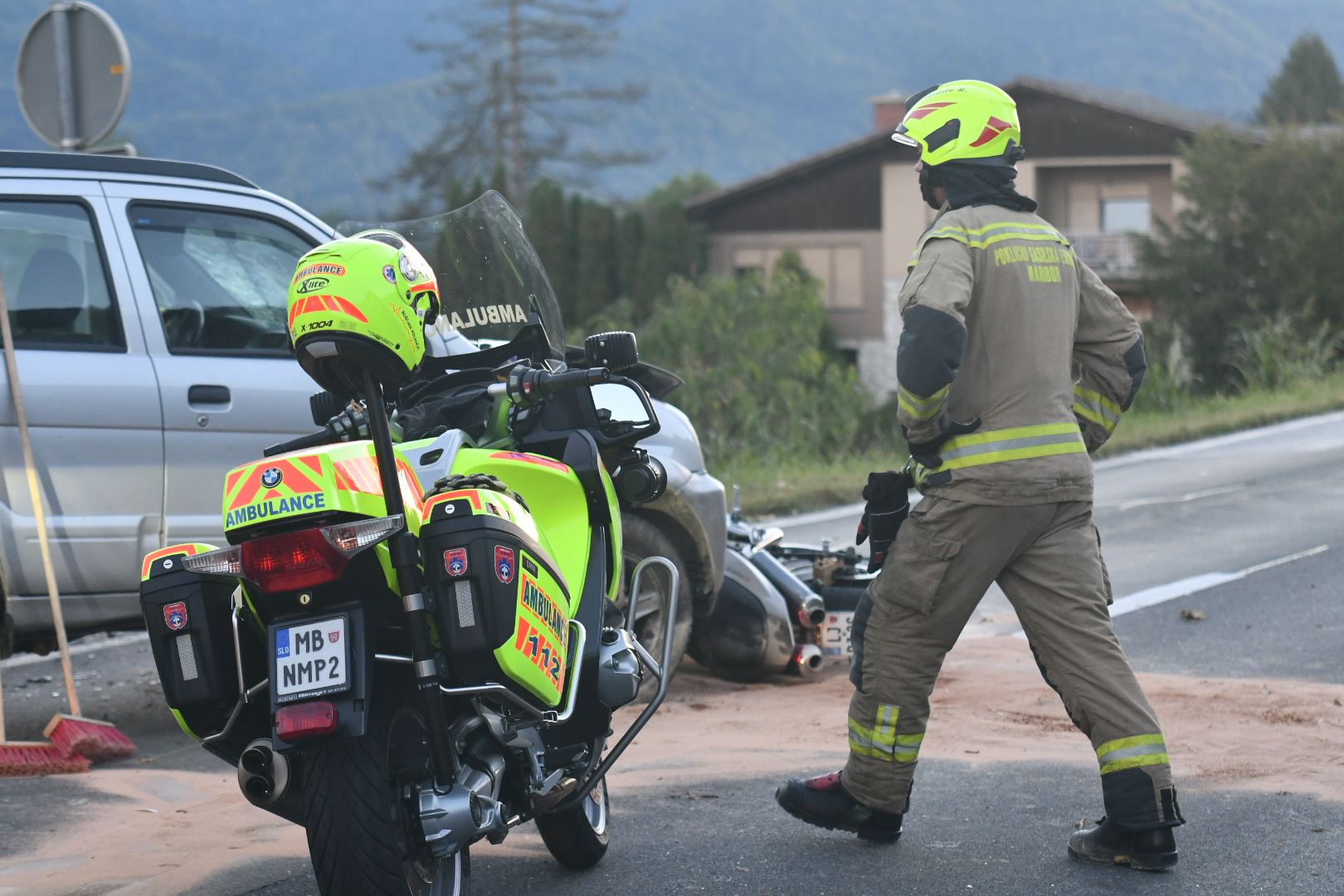 Dve tragični nesreči: V eni umrl 16-letni motorist, v drugi 31-letni kolesar