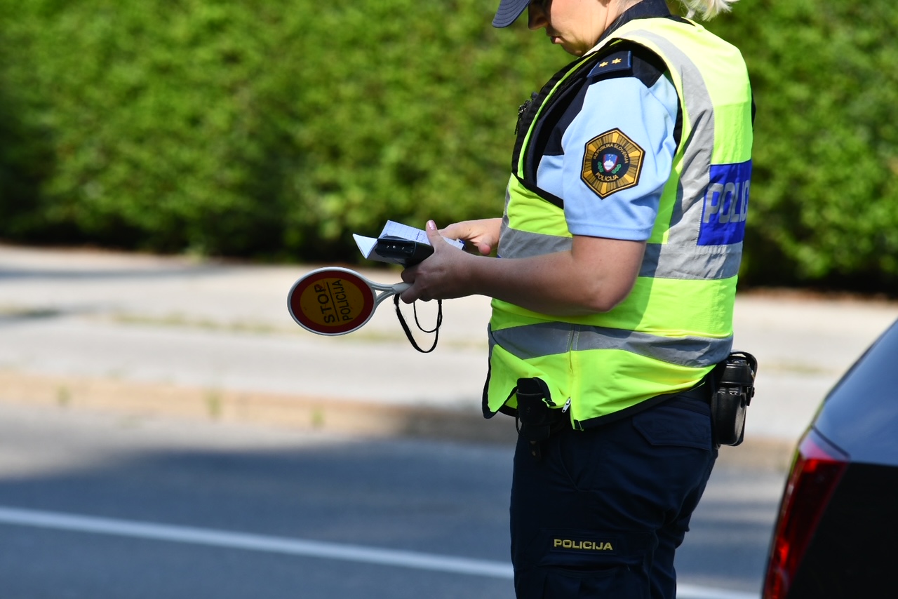 Brez vozniške, brez tablic, z otroki v avtu: Policisti stopili na prste svojemu staremu znancu