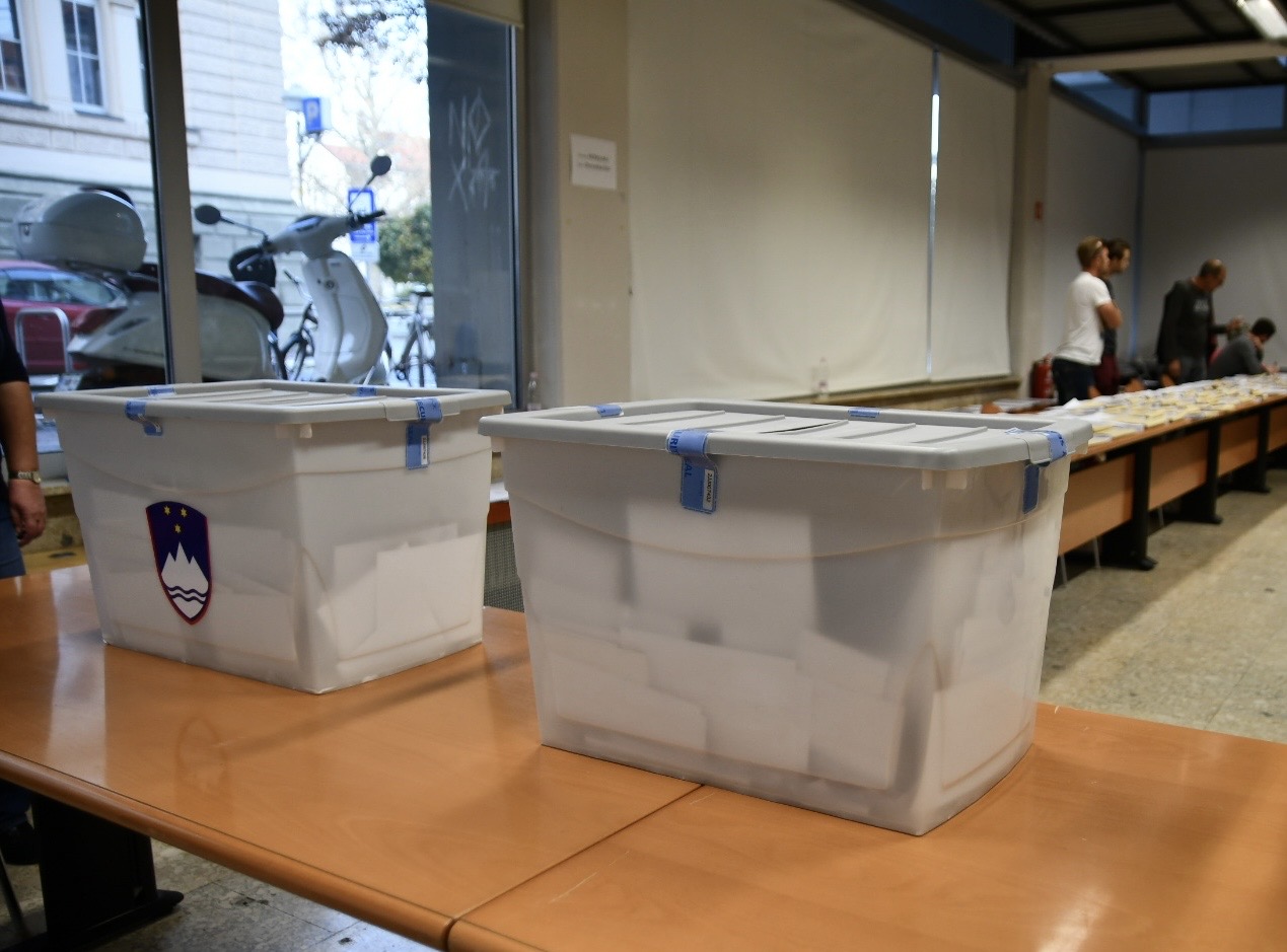 Volilni molk: Kakšne so kazni in kam lahko prijavite kršitelje?