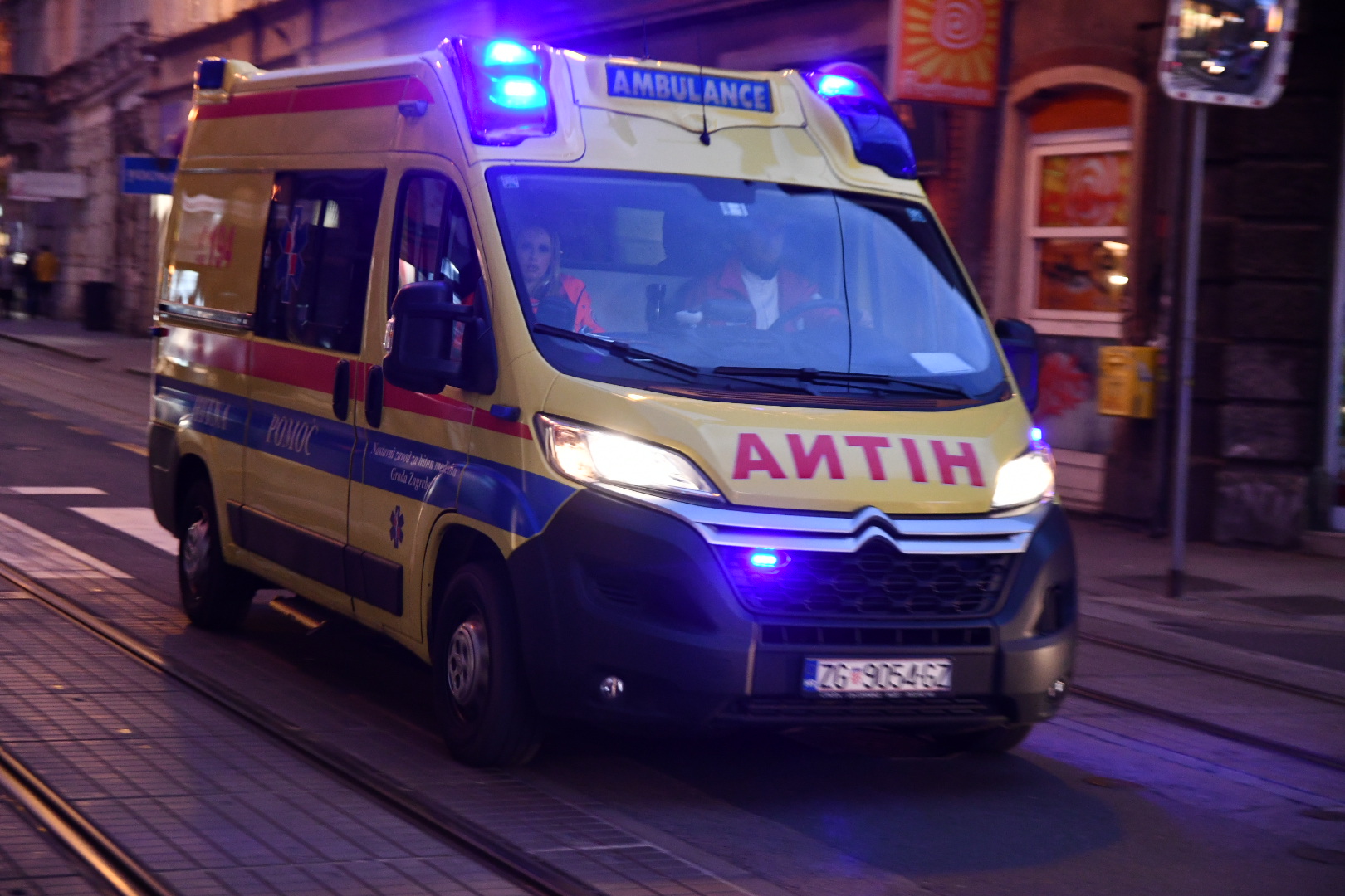 Slovenec odvzel prednost tramvaju, 72-letna voznica hudo poškodovana