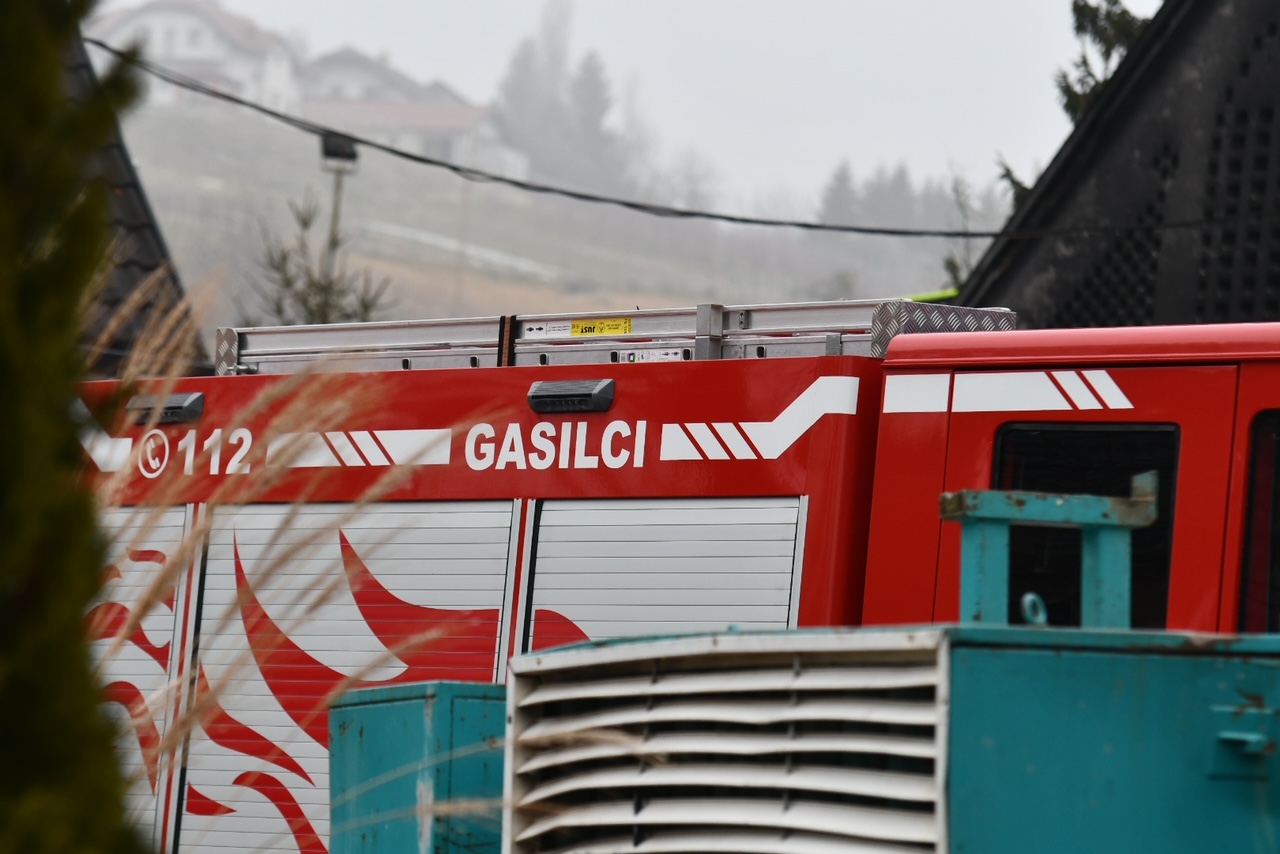 Sredi belega dne zagorelo na čistilni napravi, škoda je velika