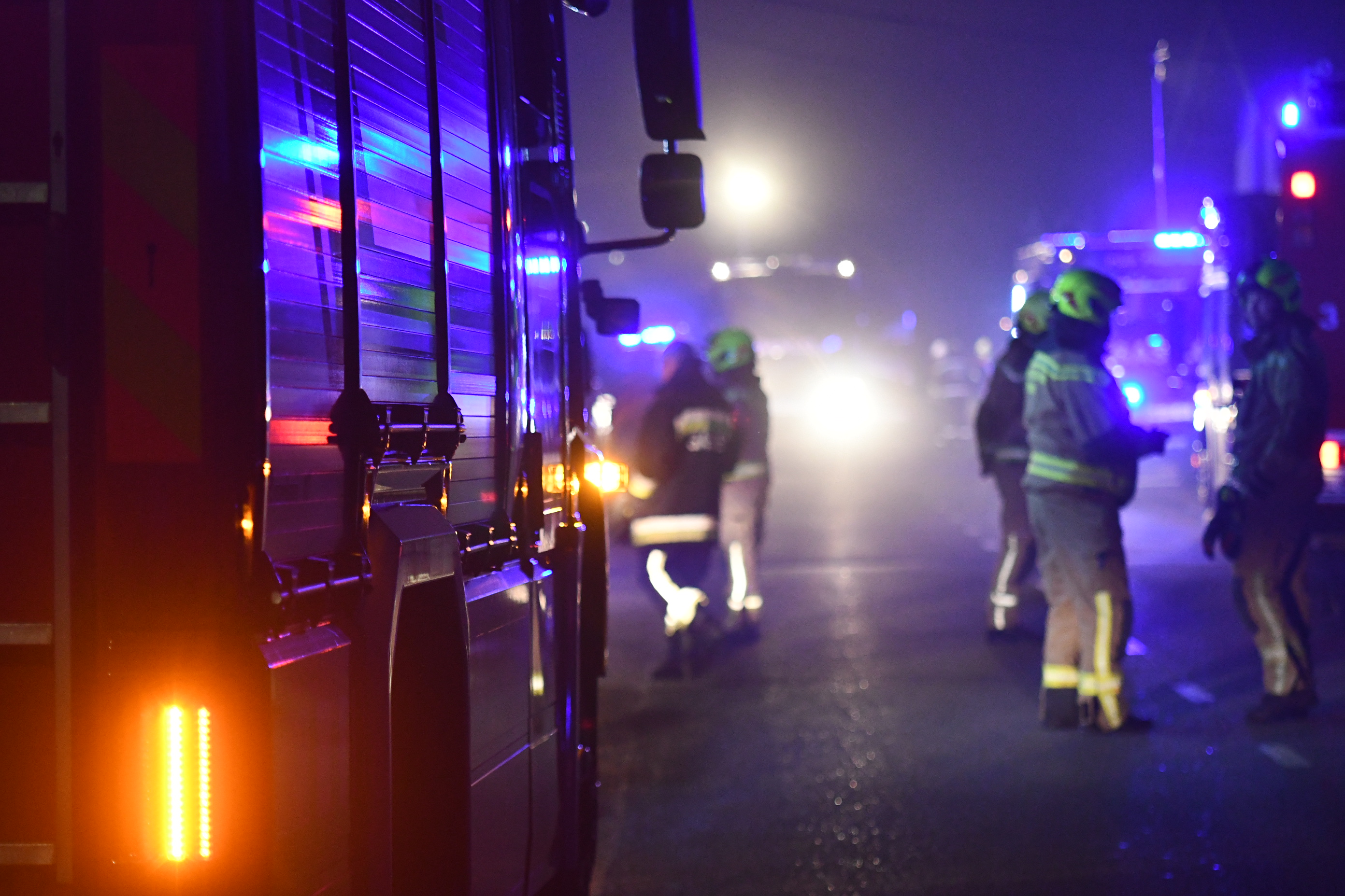 Grozljiv požar v okolici Maribora: Ogenj uničil poslopje z živino, dve osebi odpeljani v bolnišnico