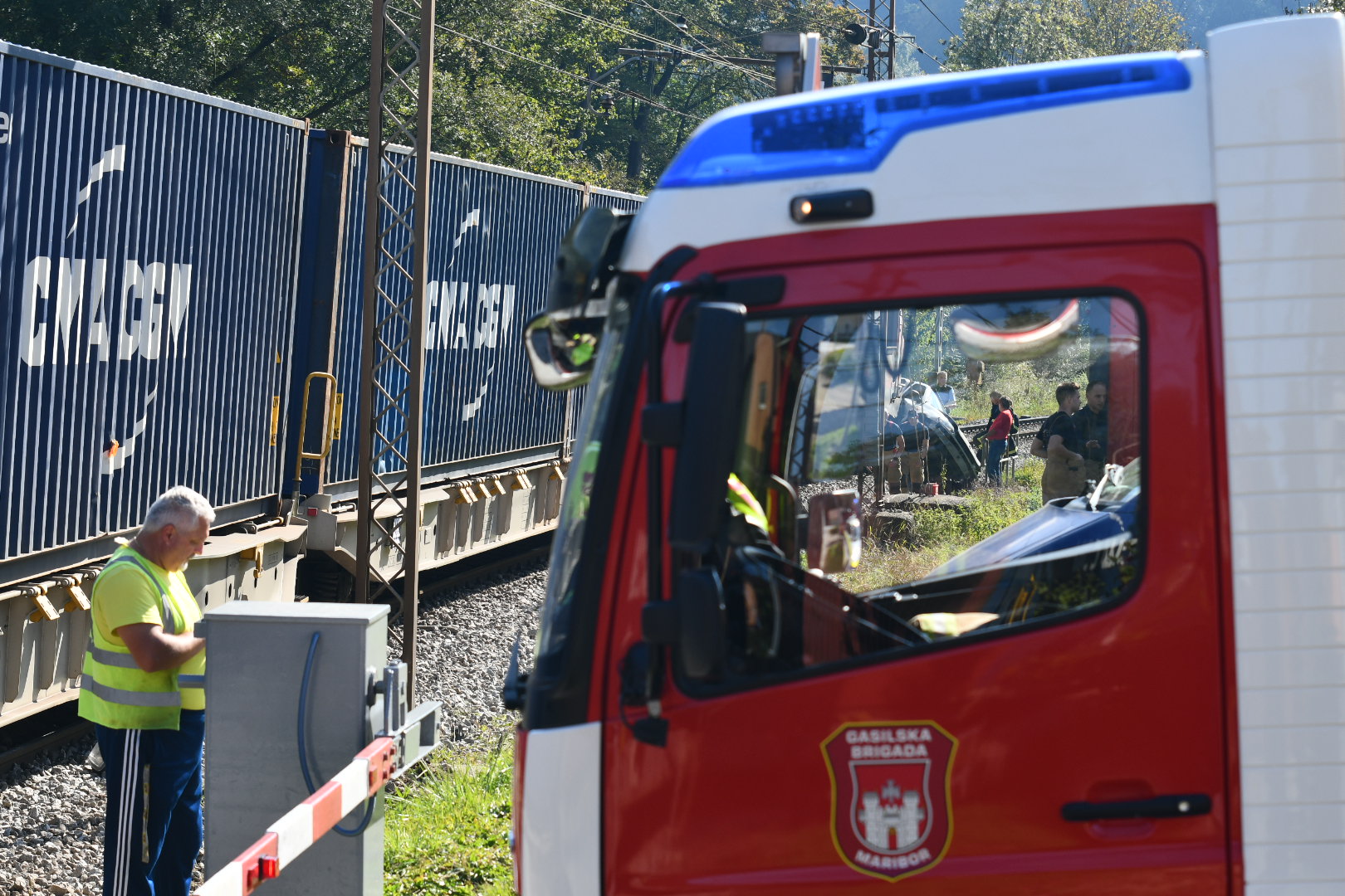 Kaos na železnicah: En vlak usmerjen na napačen tir, pod drugega nastavili prage