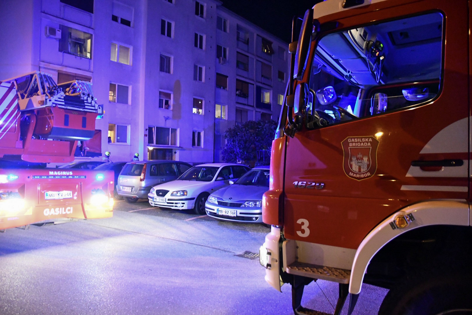 Jutranje sirene na Teznu: Goreča vzmetnica zanetila požar, šest oseb evakuirali