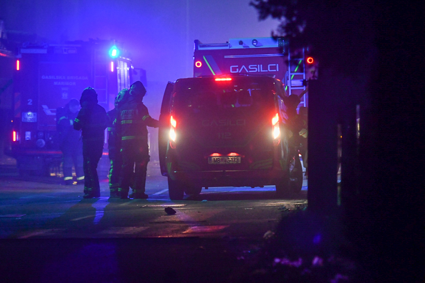 19-letnik najprej trčil v hišo, nato še čelno v avtomobil voznice