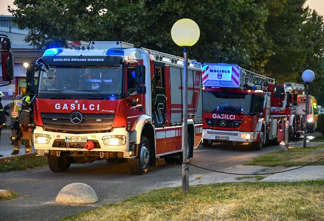 Poslanec na strehi parlamenta zagrozil s skokom, posredujejo policija in gasilci (VIDEO)