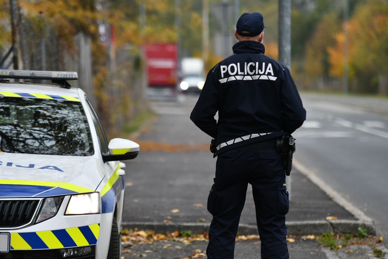 16-letnik z mopedom povzročil nesrečo in skušal pobegniti, sledil je hud prepir