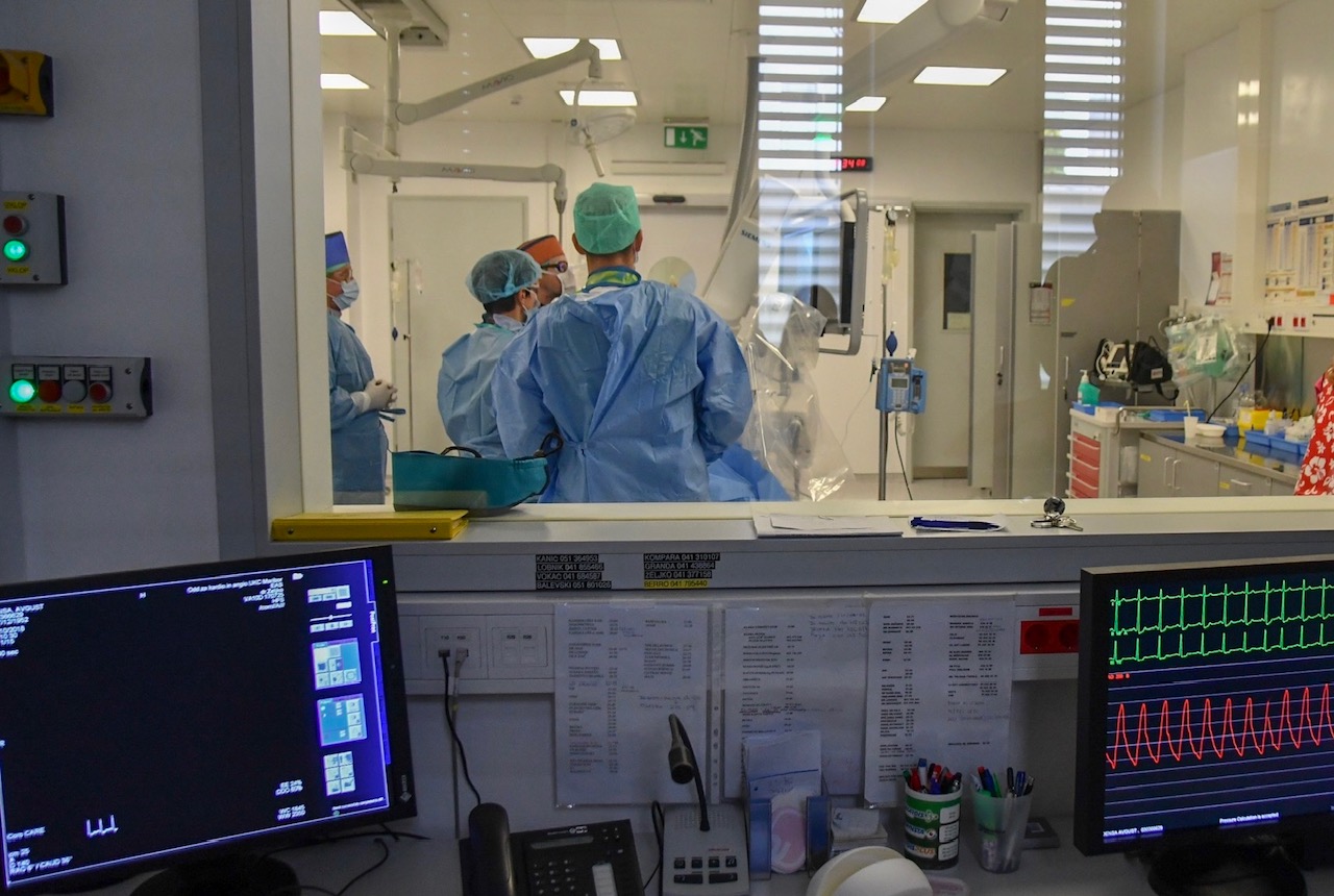 UKC Maribor z zgodovinskim posegom: Prvi pametni vsadek za izboljšanje sluha