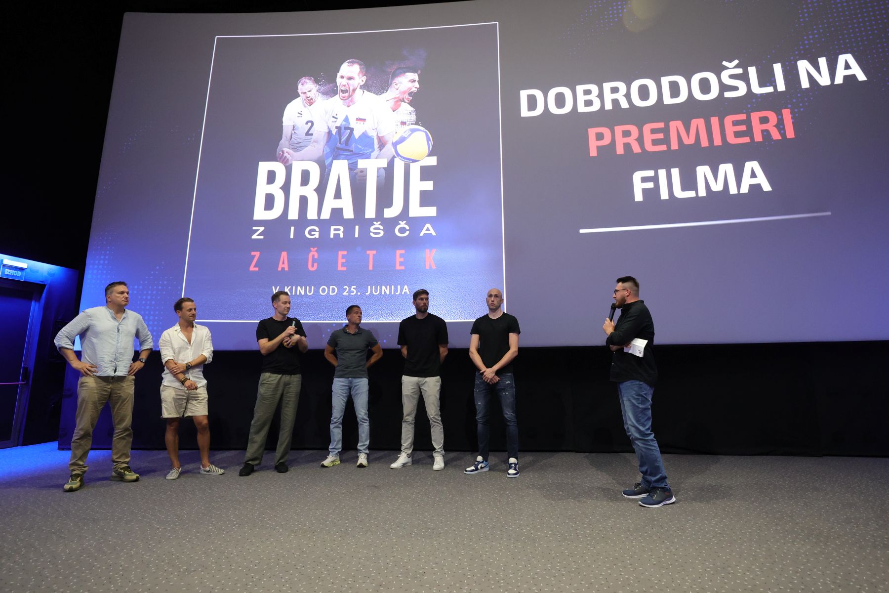 Premiera filma Bratje z igrišča: Začetek navdušila občinstvo in obudila spomine na vzpon slovenske odbojke