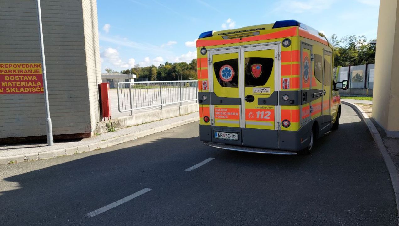 Voznik izgubil nadzor in trčil v steber: Posledice še toliko hujše, ker potniki niso bili ...