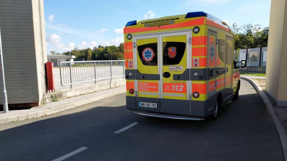 Drama na cesti: Sama padla in se hudo poškodovala, to sporočajo s PU Maribor