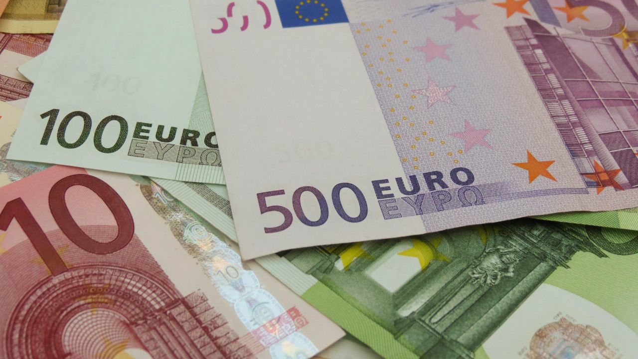 Državni proračun v treh mesecih zabeležil 379 milijonov evrov primanjkljaja