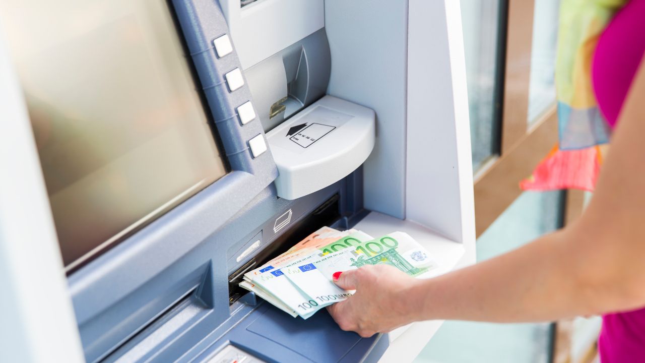 Nekaterim danes izplačan regres, ste med njimi?