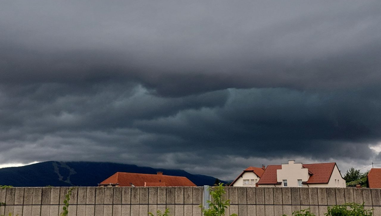 Nevihtna fronta že nad Slovenijo: Preverite, kje bo najhuje (možna je celo toča)