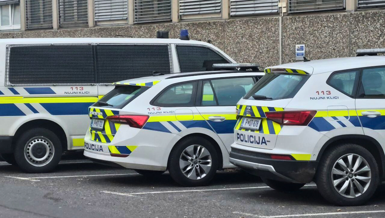 Ste videli voznika takšnega motornega vozila? Trčil je v peško in pobegnil proti UKC Maribor