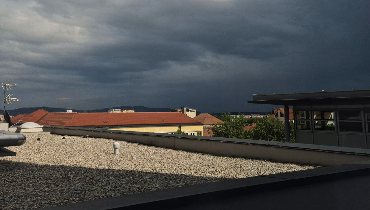 Meteorologi: Celotni Sloveniji grozijo močne nevihte s točo (Znano, kdaj bo najbolj burno)